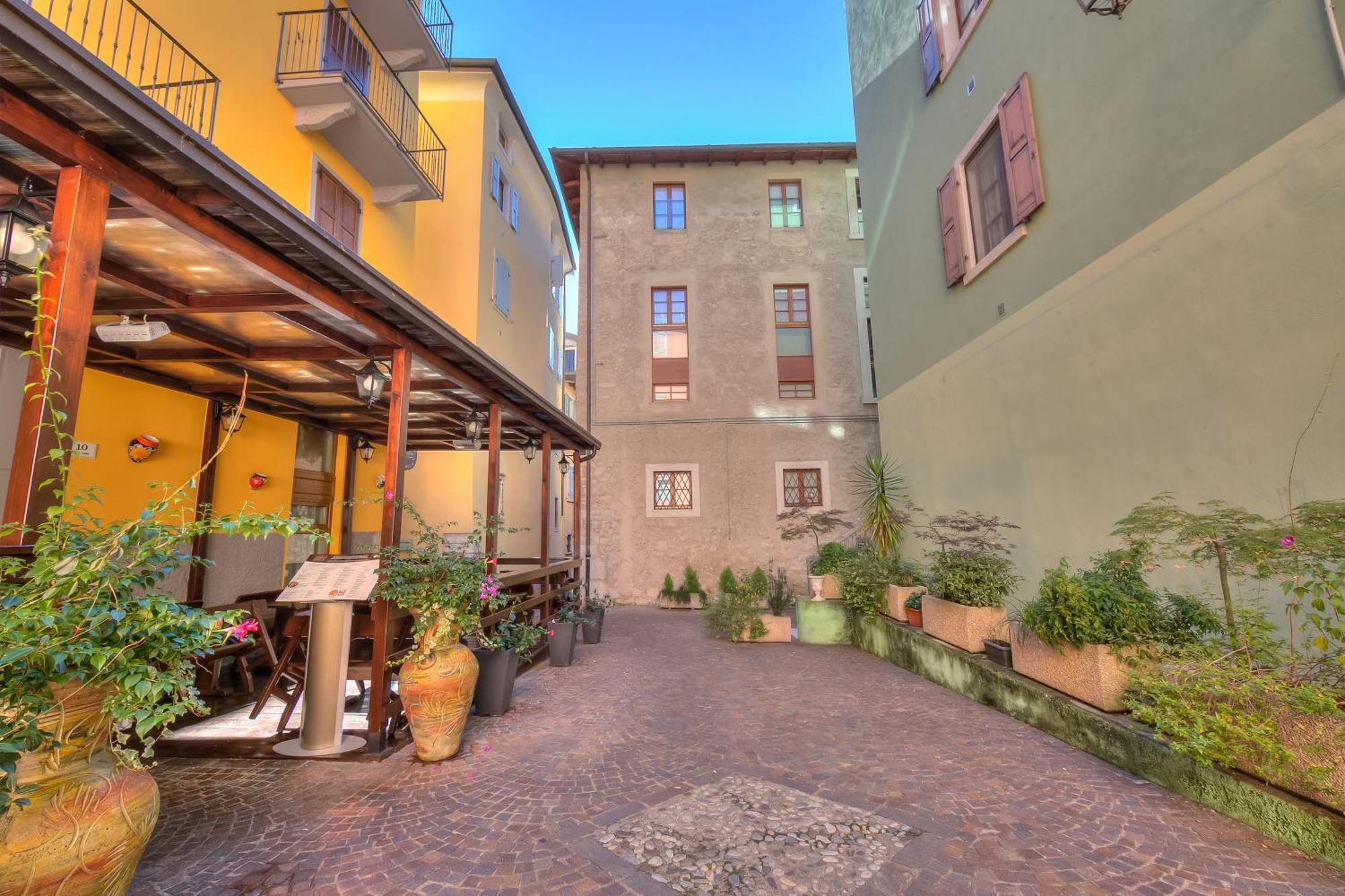 Casa Alpino Aparthotel Riva del Garda Luaran gambar